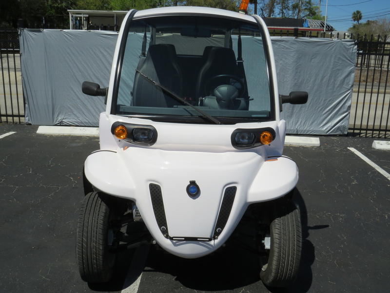 Pre-Owned 2015 GEM E6 Lithium Golf Cart For Sale - Image 3
