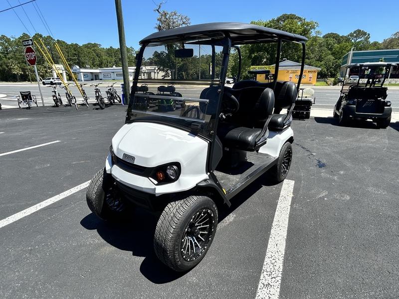 Pre-Owned 2022 E-Z-GO Liberty ELiTE Lithium Bright White