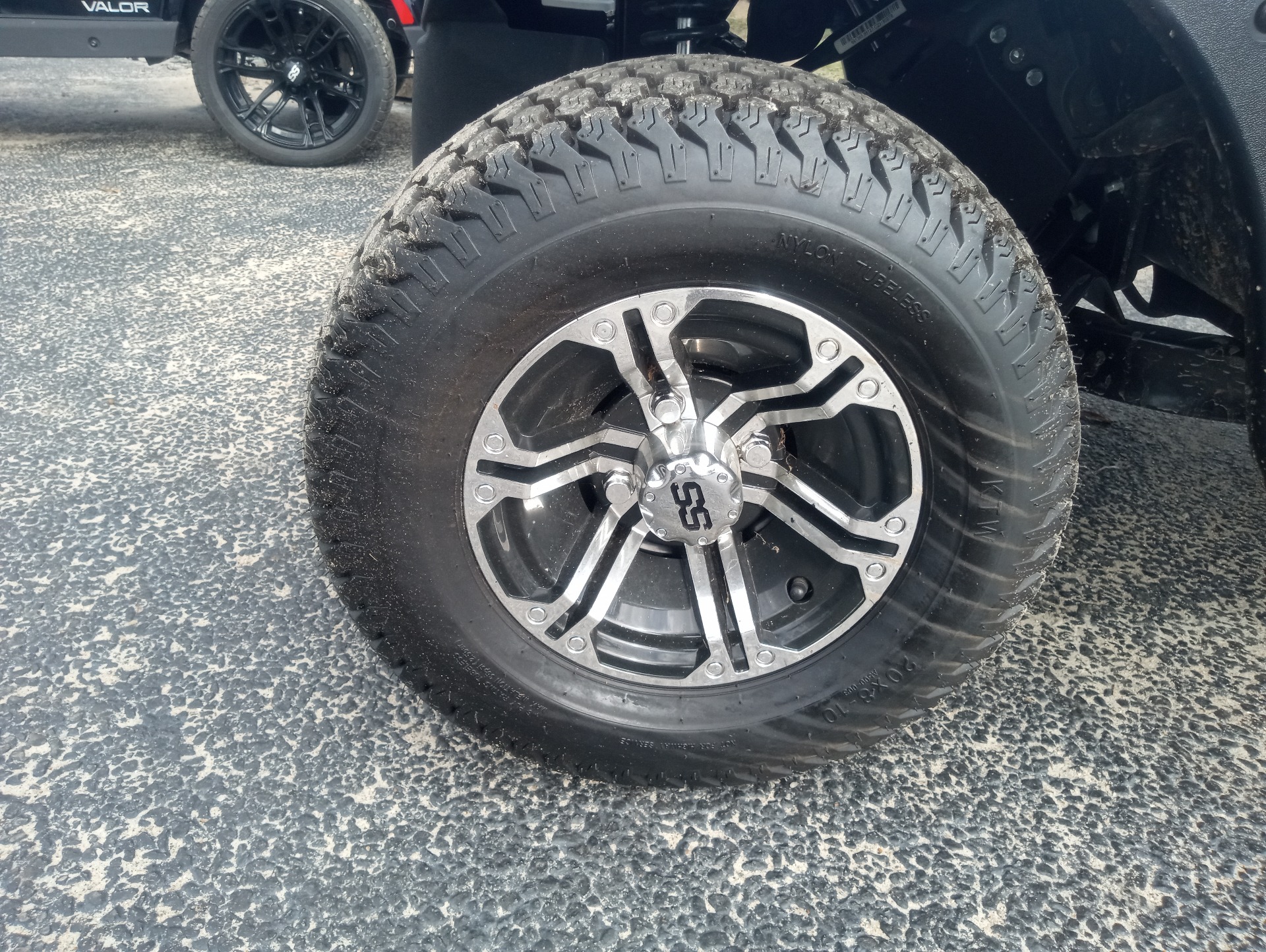 Pre-Owned 2023 E-Z-GO Valor EX1 Gas - Image 9