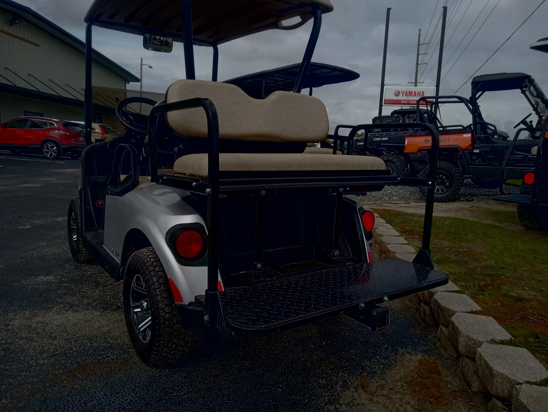 Pre-Owned 2023 E-Z-GO Valor EX1 Gas - Image 10